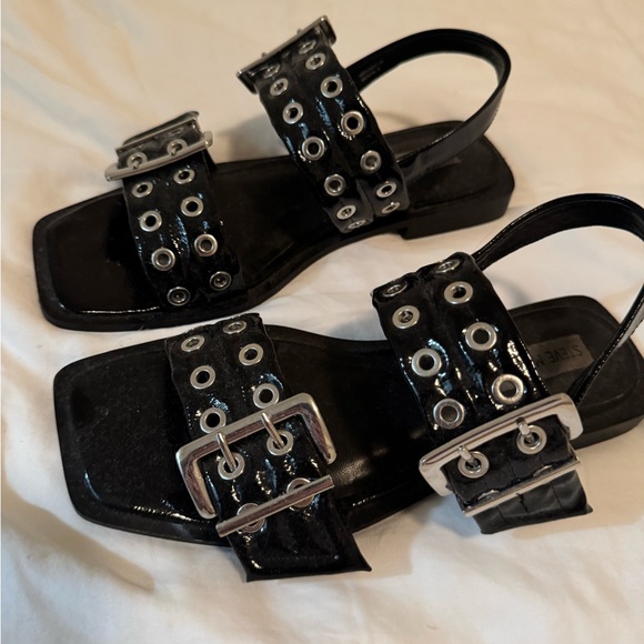 STEVE MADDEN SIZE 9 BLACK FLAT SANDALS - SUPER COMFY & LIGHTLY WORN. - Picture 2 of 4